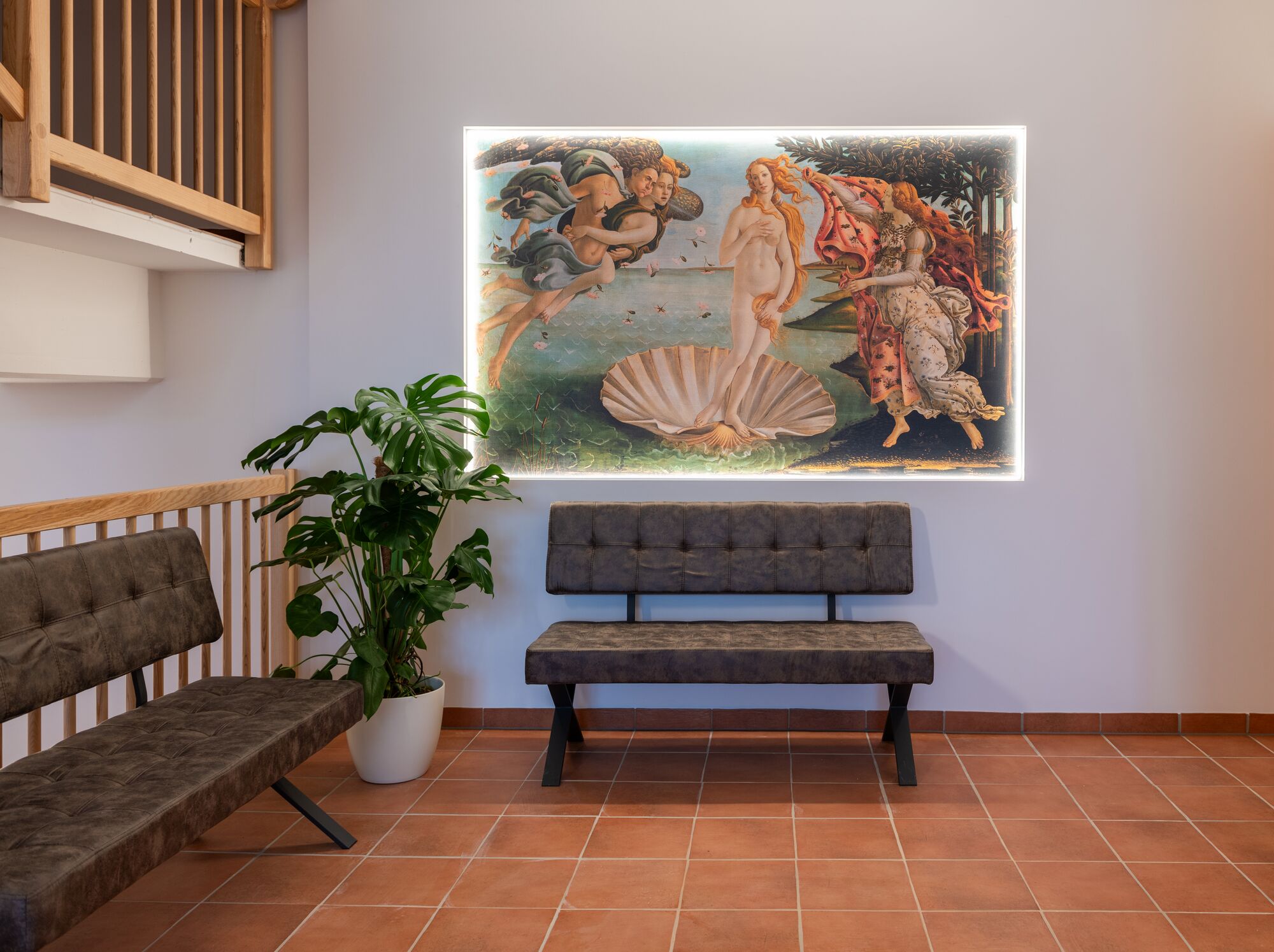 Heller Gang mit großem Wandbild